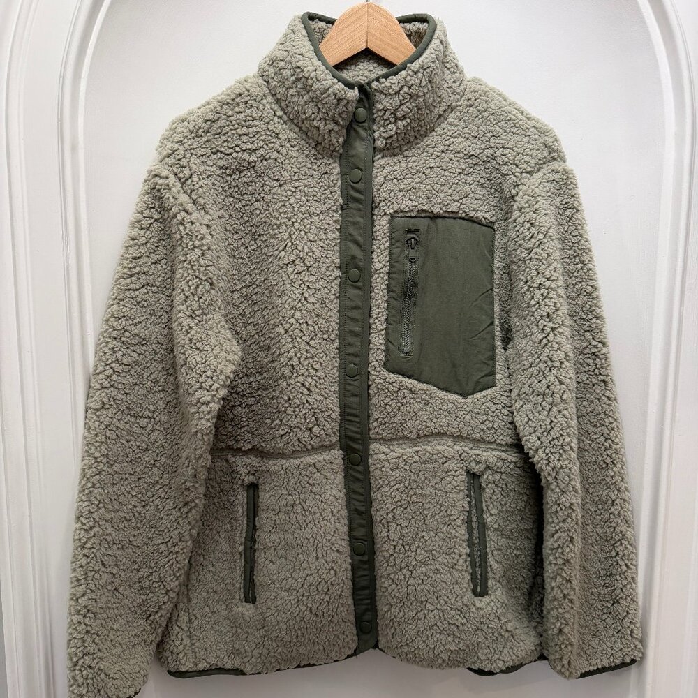 32° HEAT Women’s Soft sherpa snap jacket. 3 pockets, contrast placket w/ 7 snaps